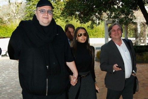Dotcom durante visita à corte; novo serviço vai permitir que artistas fiquem com 90% do valor de venda de faixas