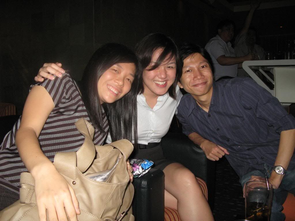 Girls & foo Yvonne, Gerardine & Foo at J Bar. I took offence that they didnt like Guinness and Foo saying that it tastes like soy sauce. *slap.