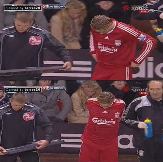 Videoclip Fer showing and watching his bulge during a substitution love1
