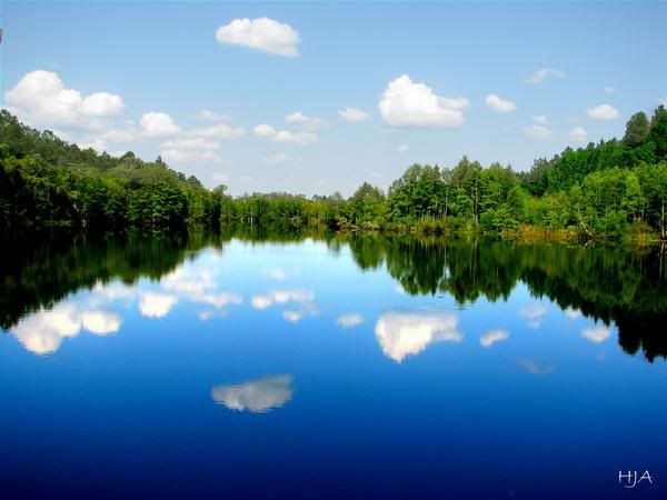 IMAGE: http://i299.photobucket.com/albums/mm297/dutadusupermom30/reflectionlake.jpg