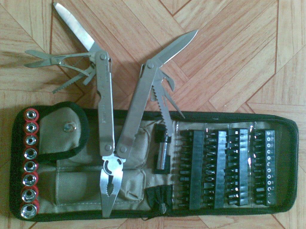 dụng cụ đa năng xếp gọn(dao,búa,tu vít,kềm,kéo.v.v...)cho ae đi du lịch nè!