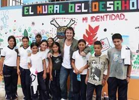 Marco Borsato tussen de kids van het project in Putumayo