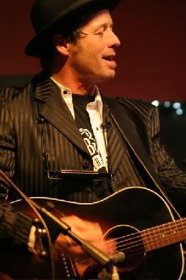 Barney Bentall in de 'Grand Cariboo Opry' met mondharmonica en gitaar