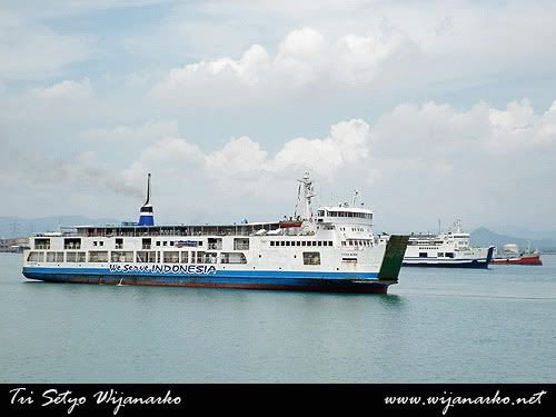 Menyeberangi Selat Sunda Menyeberangi Selat Sunda