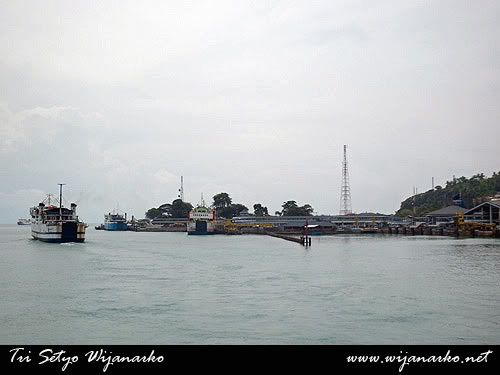 Menyeberangi Selat Sunda Menyeberangi Selat Sunda