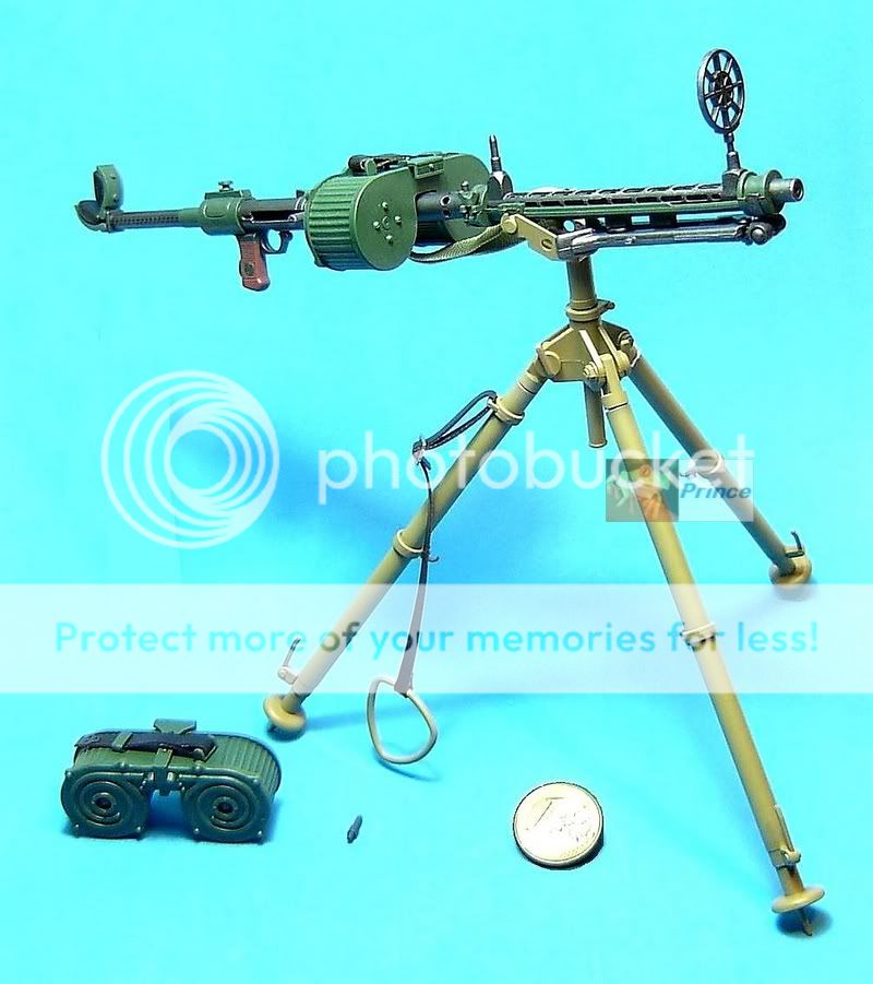 Adjustable legs allow different gun heights One 16 scale PIAT